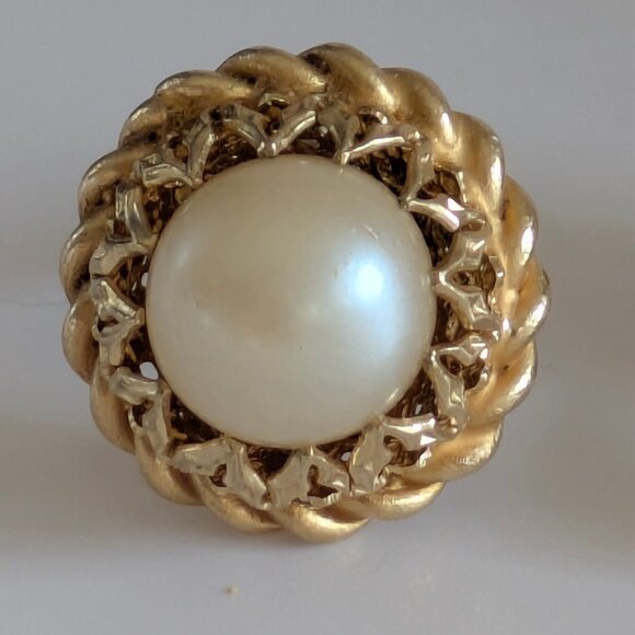 102 Elegant Gold Stud Earrings - Picture 4 of 4